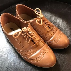 Women’s camel color oxfords